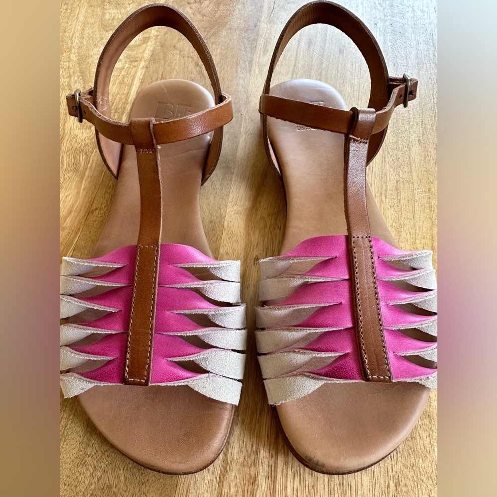 Summer t-strap leather sandals with pop of pink